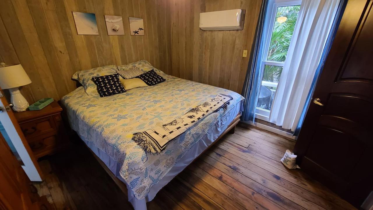 Coral Beach Village Resort Útila Eksteriør billede